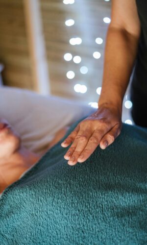 Reiki behandeling: ontspanning, heling en energie in balans